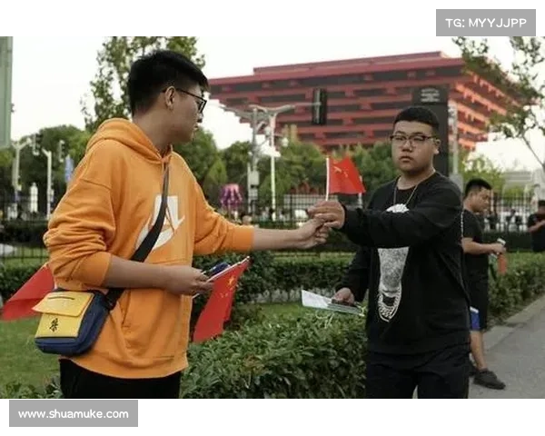 NBA中国赛上海站开赛 部分观众手持国旗入场