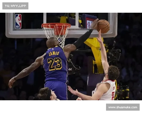 NBA赛场装X失败的例子:詹姆斯单手耍帅被断球,尼克杨回头成经典 NBA赛场装X失败的例子:詹姆斯单手耍帅被断球,尼克杨回头成经典